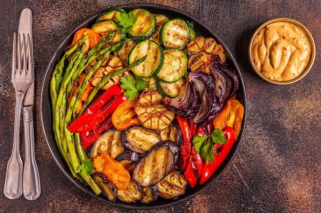 Légumes grillés sur une assiette avec sauce