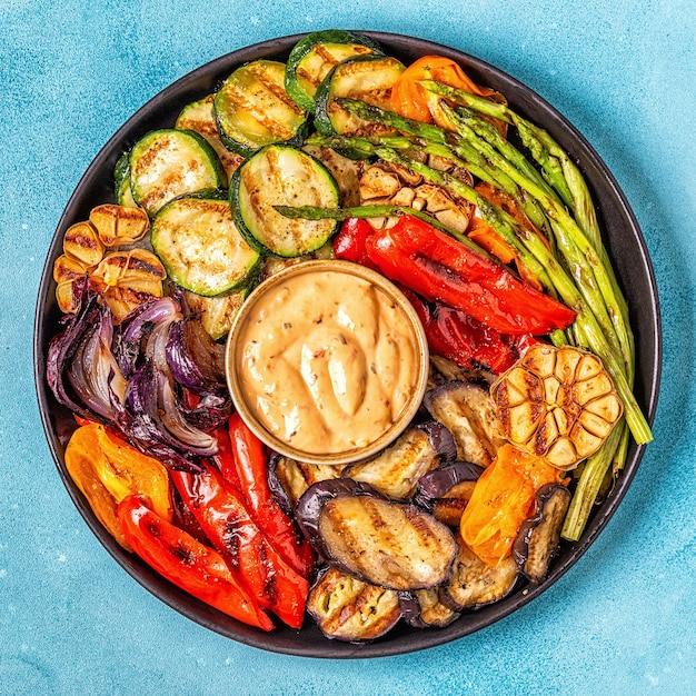 Légumes grillés sur une assiette avec sauce