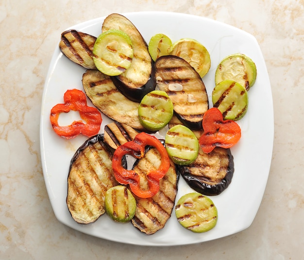 Légumes grillés sur une assiette