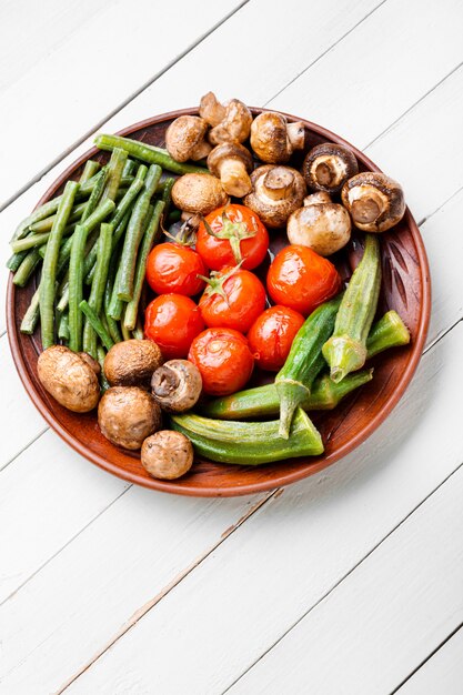 Légumes grillés sur une assiette