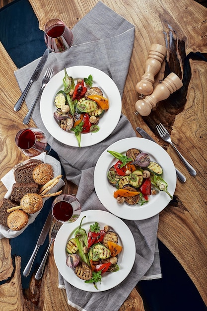 Légumes grillés sur des assiettes blanches. plat de restaurant