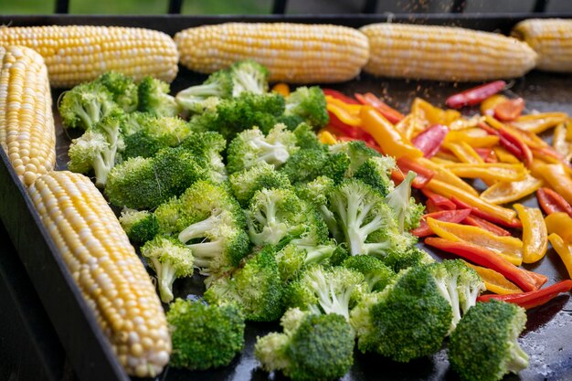 Légumes grillés au barbecue sur des brochettes avec des herbes et des épices. Nourriture de barbecue d'été.