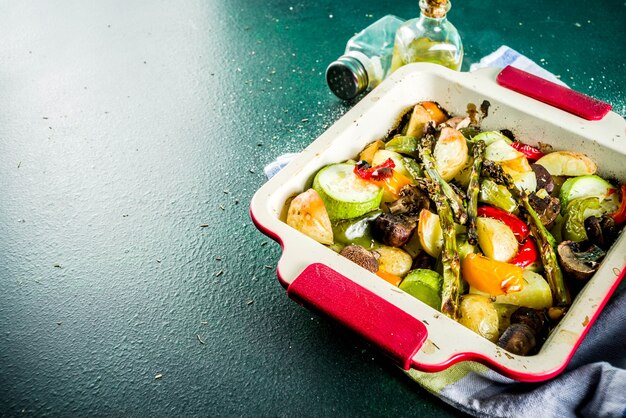 Légumes grillés au barbecue, cuits au four, aux herbes, huile d'olive. Alimentation saine. Déjeuner végétalien.