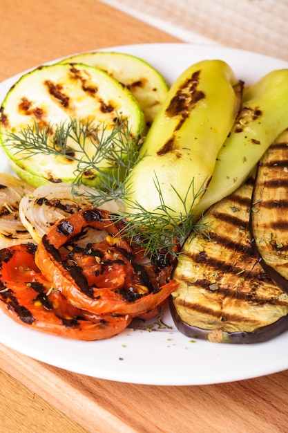 Légumes grillés: aubergines, courges, tomates et oignons