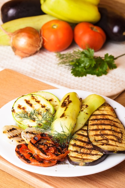 Légumes grillés: aubergines, courges, tomates et oignons