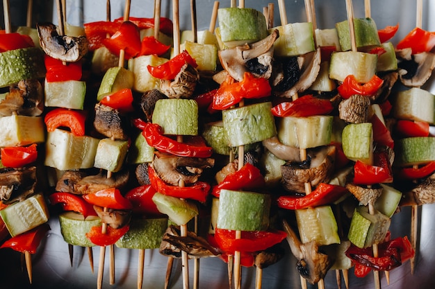 Légumes grillés sur des brochettes en bois. Restauration. vue de dessus