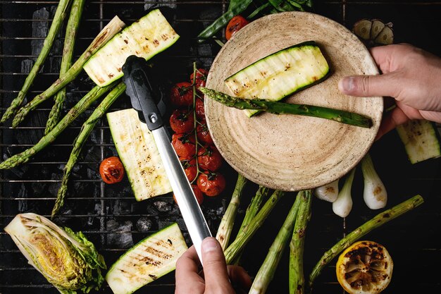 Légumes grillés sur charbon