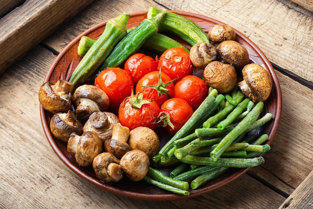 Légumes grillés colorés sur plaque