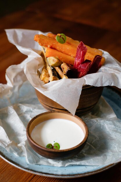 Légumes grillés coupés en lanières avec sauce vue latérale