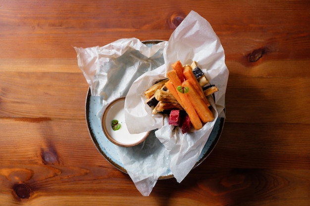 Légumes grillés coupés en lanières avec sauce