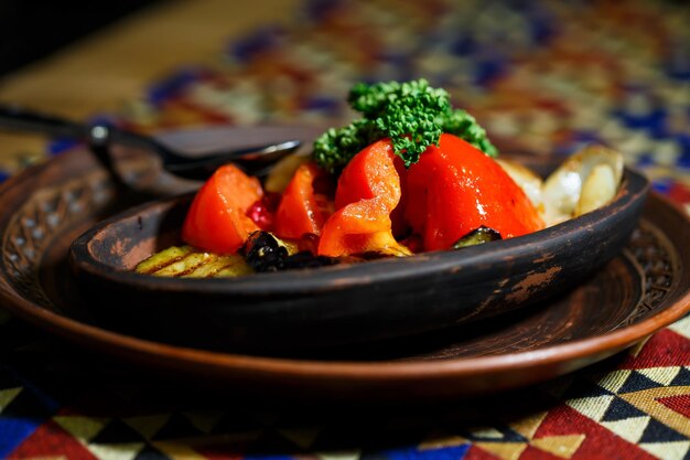 Légumes grillés dans une assiette en argile