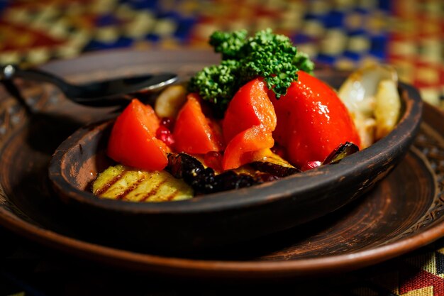 Légumes grillés dans une assiette en argile