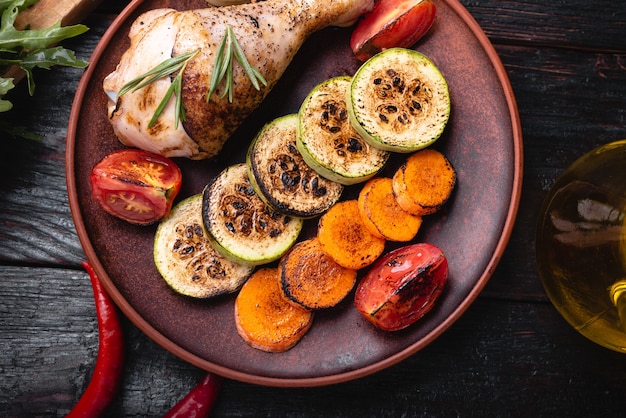 Légumes Grillés Dans L'assiette, Poulet Juteux Et Savoureux, Pilon Frit