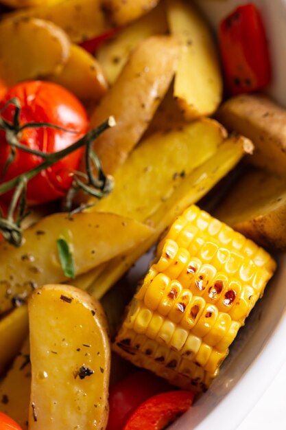 Photo légumes grillés dans une assiette pour le dîner