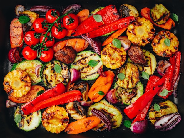 Légumes grillés dans une poêle en fonte Vue de dessus