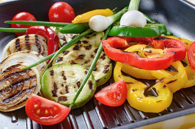 Légumes grillés dans une poêle à griller. Nourriture saine d'été.