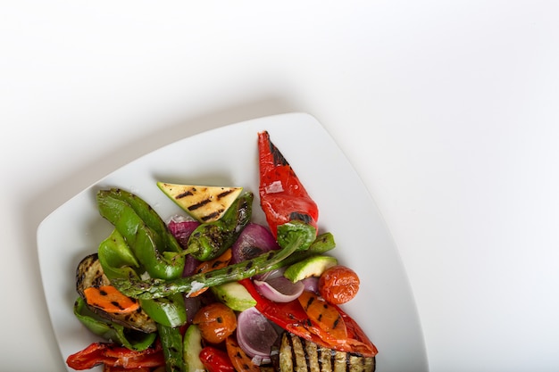 Photo légumes grillés avec un fond blanc