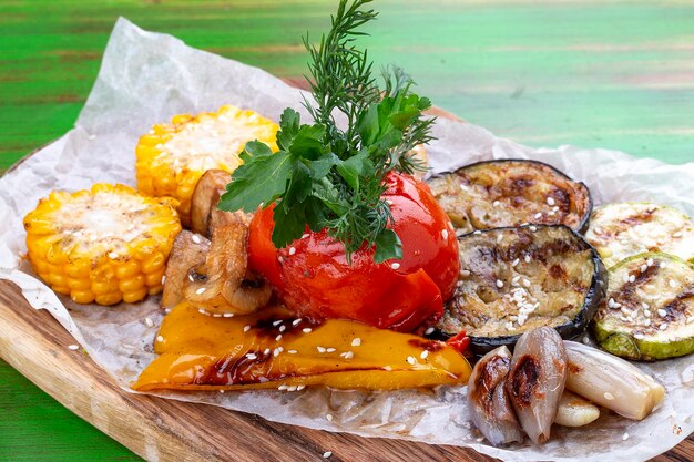 Légumes grillés maïs tomate aubergine courgette poivron et champignons Plat végétarien