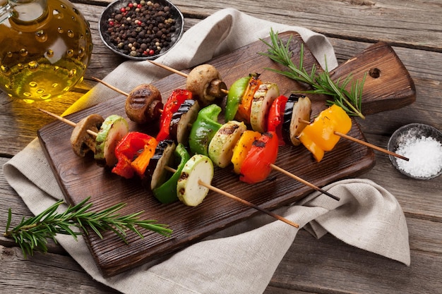 Légumes grillés sur une planche à découper