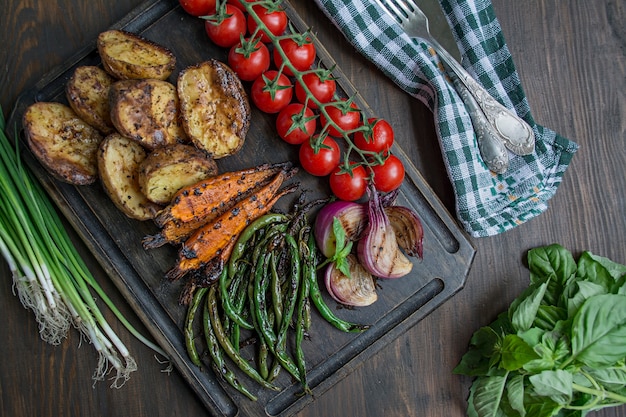 Légumes grillés sur une planche à découper