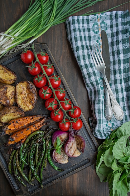 Légumes grillés sur une planche à découper