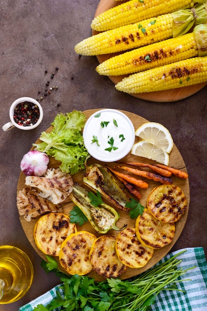 Légumes grillés sur un plateau en bois