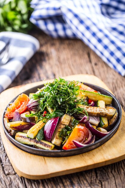 Légumes grillés sur la poêle à l'hôtel ou au restaurant.