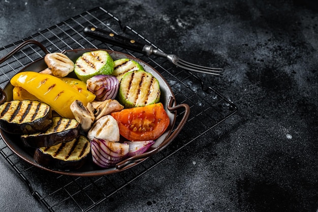 Légumes grillés poivron courgette aubergine oignon et tomate Fond noir Vue de dessus Espace de copie