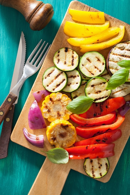 Légumes grillés sains sur une planche à découper