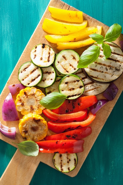 Légumes grillés sains sur une planche à découper