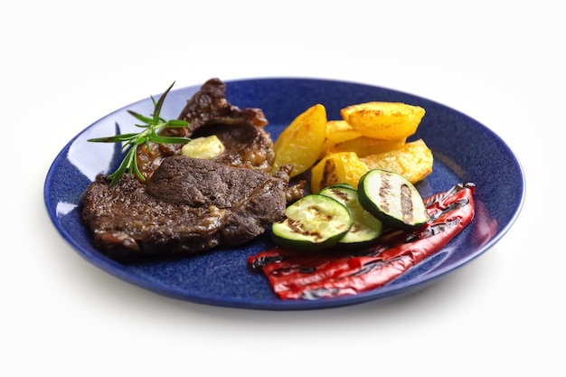 Légumes grillés et steak de boeuf sur une assiette. Nourriture délicieuse et saine. Isoler. photo