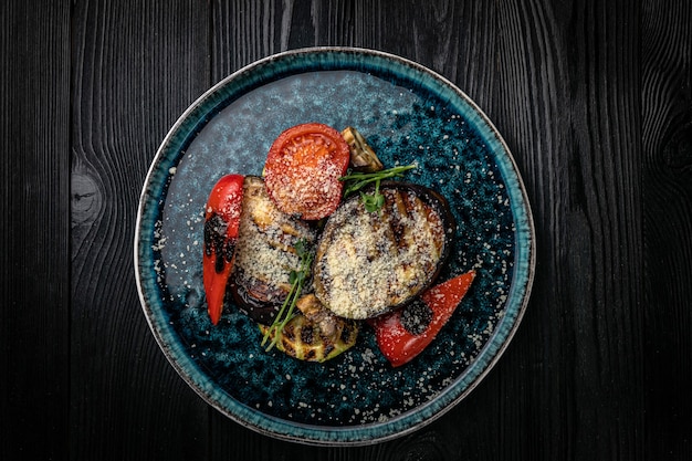 Légumes grillés sur une table en bois foncé