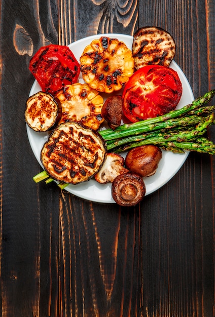 Légumes grillés sur table en bois