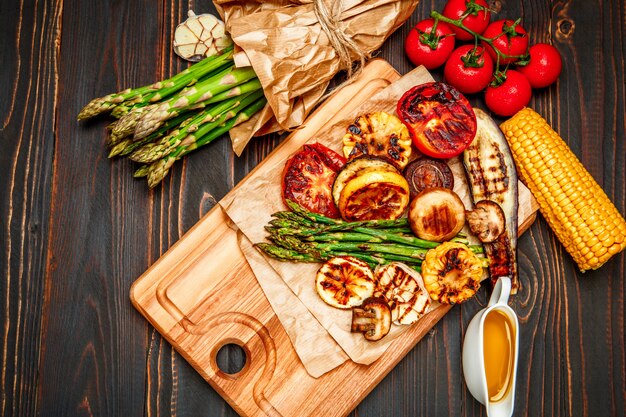 Légumes grillés sur table en bois