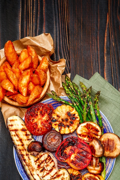 Légumes grillés sur table en bois