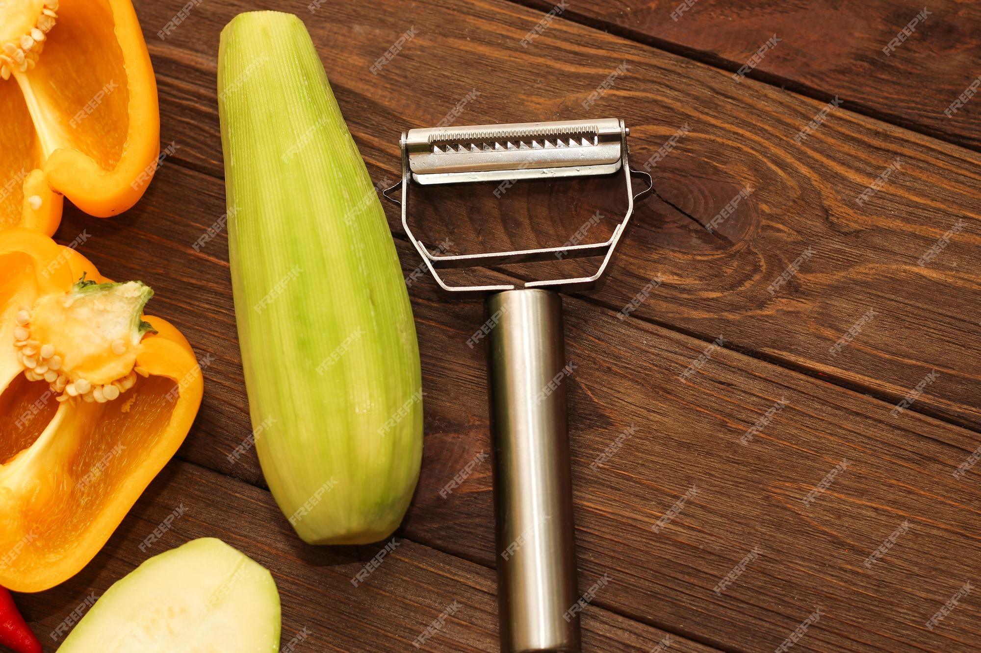 Légumes Hachés Carottes Poivrons Courgettes Sur Un éplucheur De Légumes