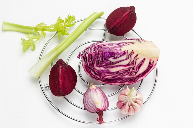 Légumes hachés sur chou blanc oignon betterave et tige de céleri