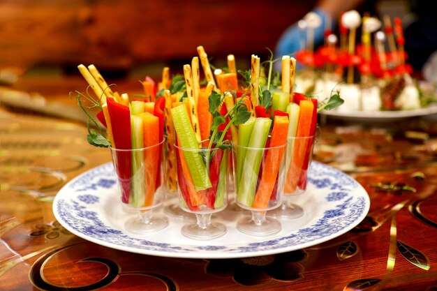 légumes hachés dans un bol de service