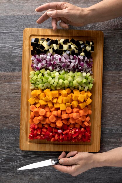 Photo légumes hachés disposés sur une planche à découper