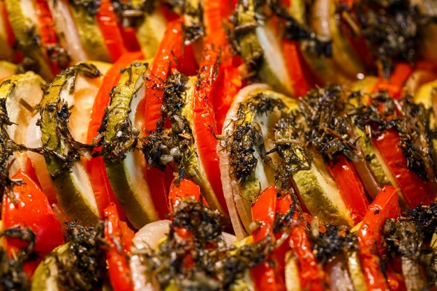 Légumes hachés tomates courgettes oignons poivrons pliés dans un plat allant au four Cuisson ratatouille