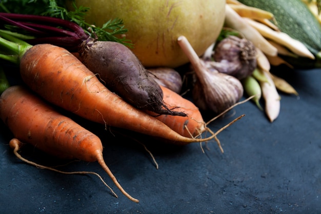 Légumes et haricots sur un fond de béton bleu foncé. Aliments biologiques naturels