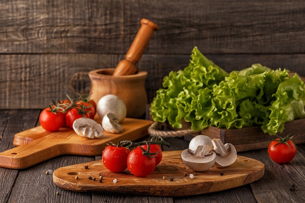 Légumes, herbes et épices sur une planche à découper