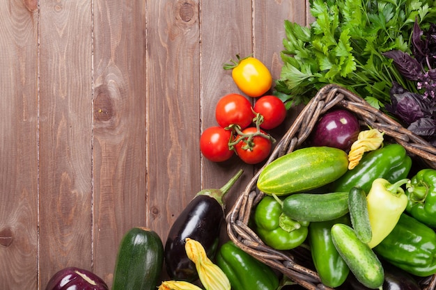 Légumes et herbes fraîches du jardin des agriculteurs