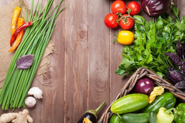 Légumes et herbes fraîches du jardin des agriculteurs