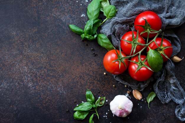 Légumes et herbes sur table en pierre