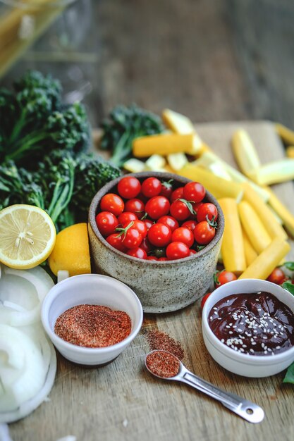 Légumes et ingrédients biologiques frais préparés sur une planche à découper