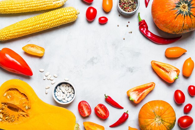 Légumes jaunes et rouges. Cadre alimentaire. Copier l'épice