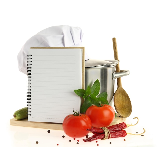 Photo légumes de livre de cuisine et cocotte isolés sur blanc