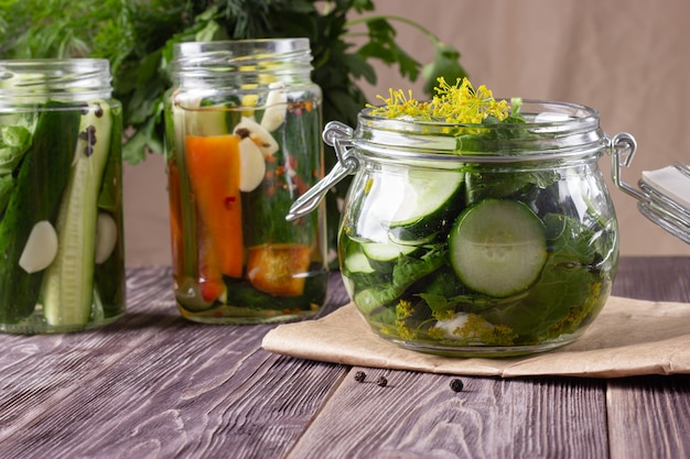 Légumes maison en conserve dans un bocal