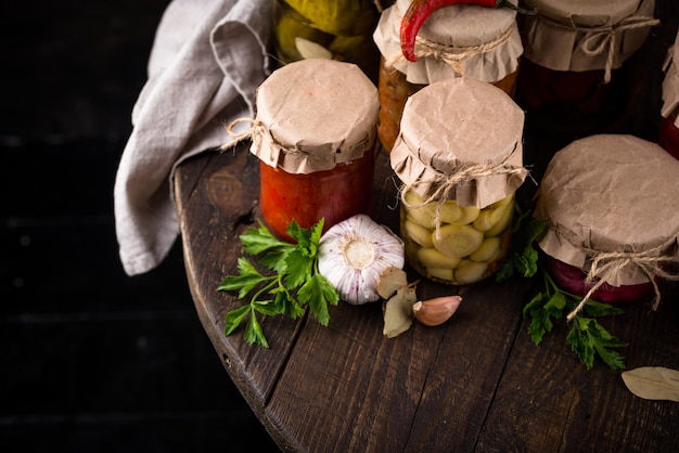 Légumes marinés dans des bocaux en verre